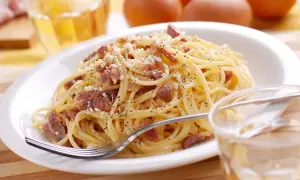 Kremowe spaghetti carbonara - prosta receptura na idealny sos