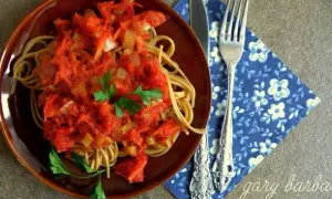 Spaghetti z selerem naciowym i marchewką – prosty przepis na smaczne danie