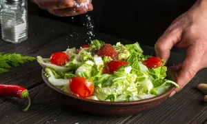 Jakie przyprawy do sałatki jarzynowej, aby wydobyć najlepszy smak?