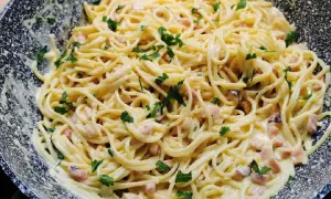 Spaghetti carbonara ze śmietaną 18% - kremowy przepis, który zaskoczy
