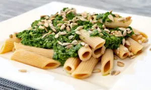 Penne konjac ze szpinakiem - zdrowy przepis na niskokaloryczny posiłek