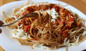 Szybkie spaghetti bolognese z pomidorami z puszki – łatwy przepis na obiad
