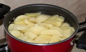 Ile gotować ziemniaki w zupie, aby uniknąć ich rozpadania się?