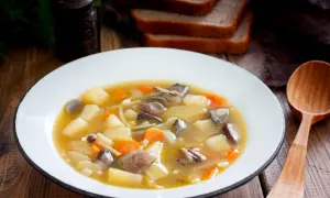 Jakie przyprawy do zupy pieczarkowej, aby uzyskać wyjątkowy smak?