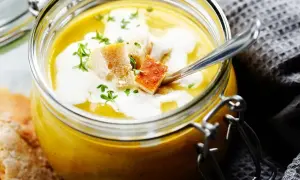 Ile może stać zupa w temperaturze pokojowej i w lodówce? Sprawdź!