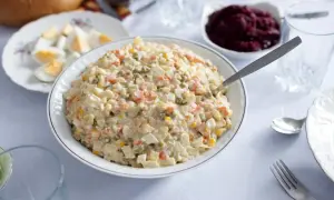 Ile waży łyżka sałatki jarzynowej? Zaskakujące różnice w wadze!