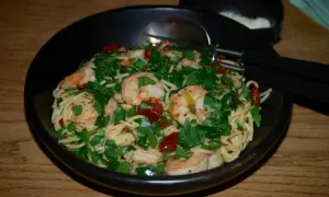 Szybkie spaghetti z krewetkami i chili - pyszny przepis na obiad