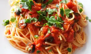 Prosty przepis na spaghetti puttanesca, który zachwyci smakiem