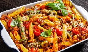 Szybka zapiekanka z makaronem penne i kurczakiem dla całej rodziny