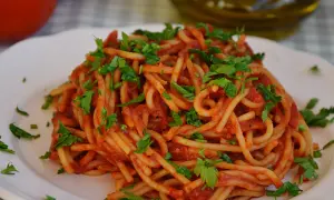 Proste przepisy na spaghetti pomidorowe, które zachwycą Twoje kubki smakowe