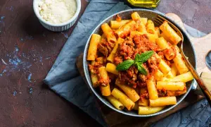 Różnice między penne a rigatoni: który makaron wybrać do potraw?
