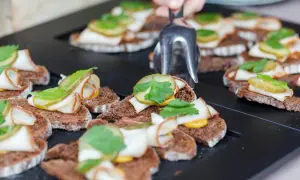 Ile kosztuje catering na 60 osób? Poznaj ukryte koszty i opcje