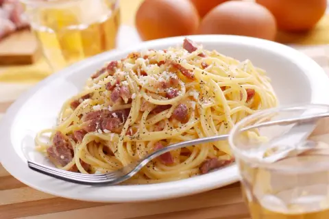 Kremowe spaghetti carbonara - prosta receptura na idealny sos