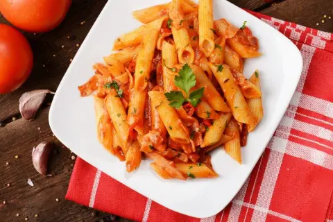 Penne all'arrabbiata: prosty przepis na pikantny makaron, który zaskoczy