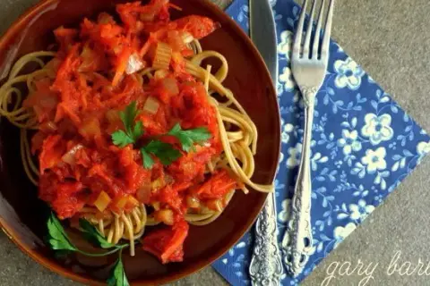 Spaghetti z selerem naciowym i marchewką – prosty przepis na smaczne danie