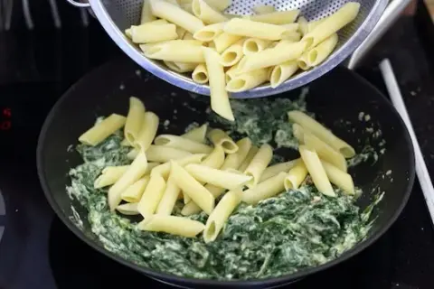 Jaką śmietana do makaronu ze szpinakiem wybrać, aby uniknąć klęski?