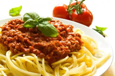 Rodzaje spaghetti: odkryj różnice i idealne połączenia sosów