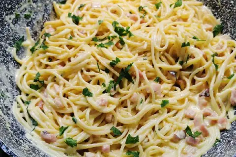 Spaghetti carbonara ze śmietaną 18% - kremowy przepis, który zaskoczy