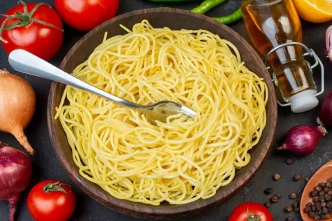 Ile czasu gotować makaron spaghetti, by uniknąć rozgotowania?