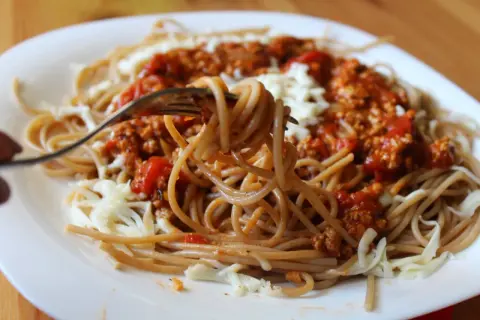 Szybkie spaghetti bolognese z pomidorami z puszki – łatwy przepis na obiad
