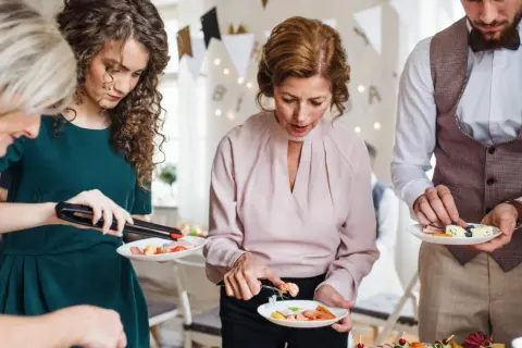 Ile kosztuje catering na 30 osób? Sprawdź, jak nie przepłacić