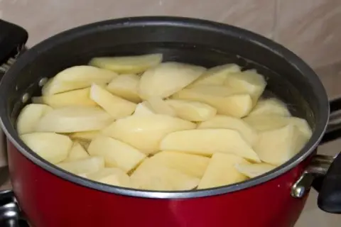 Ile gotować ziemniaki w zupie, aby uniknąć ich rozpadania się?