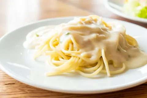 Smaczne spaghetti serowe - proste przepisy na wyjątkowy obiad