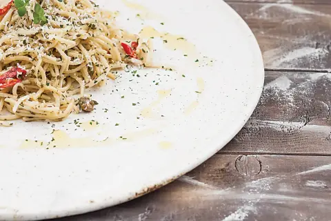 Szybkie spaghetti z anchois: prosty przepis na pyszny obiad