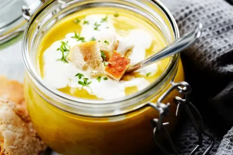 Ile może stać zupa w temperaturze pokojowej i w lodówce? Sprawdź!