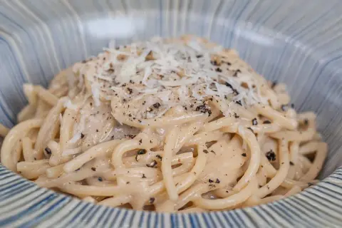 Słowiańskie spaghetti: prosty przepis na wyjątkowe danie z makaronem