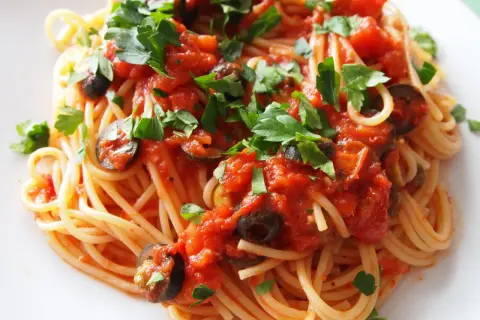 Prosty przepis na spaghetti puttanesca, który zachwyci smakiem