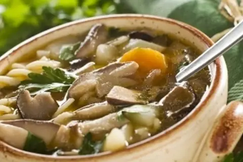 Ile gotować zupę grzybową, aby była idealnie smaczna i aromatyczna