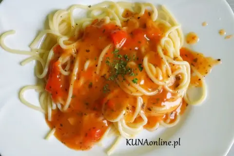 Szybki sos do spaghetti z pomidorów z puszki, który zachwyci smakiem