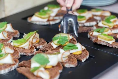 Ile kosztuje catering na 60 osób? Poznaj ukryte koszty i opcje