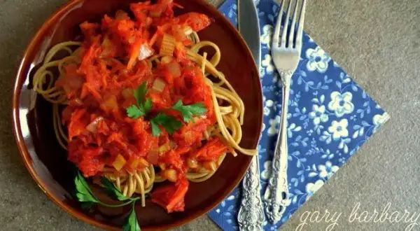 Spaghetti z selerem naciowym i marchewką – prosty przepis na smaczne danie