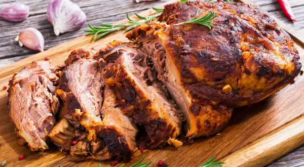Jak zrobić szynkę wieprzową na obiad – proste przepisy na smaczne danie