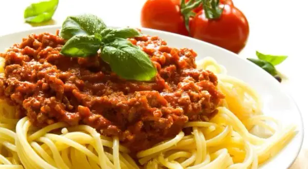 Rodzaje spaghetti: odkryj różnice i idealne połączenia sosów