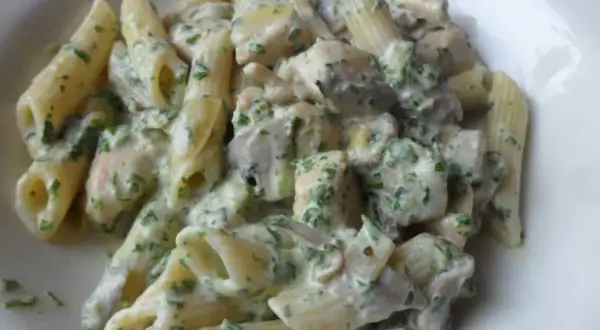 Penne z kurczakiem i szpinakiem - szybki przepis na pyszny obiad