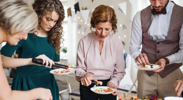 Ile kosztuje catering na 30 osób? Sprawdź, jak nie przepłacić