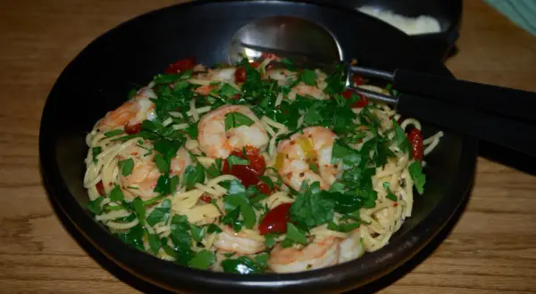 Szybkie spaghetti z krewetkami i chili - pyszny przepis na obiad