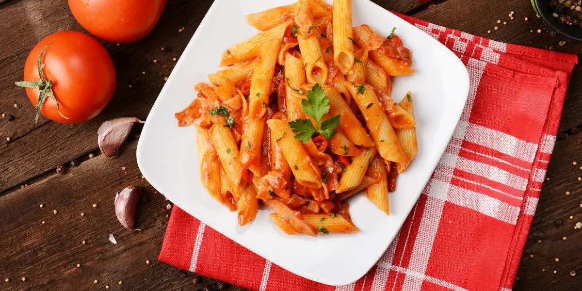 Penne all'arrabbiata: prosty przepis na pikantny makaron, który zaskoczy