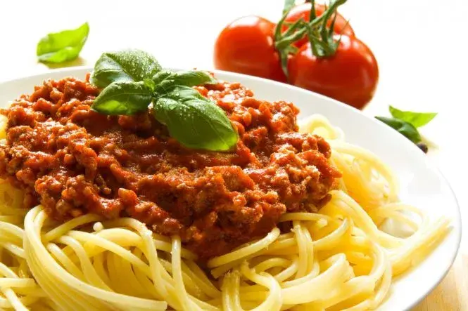 Rodzaje spaghetti: odkryj różnice i idealne połączenia sosów