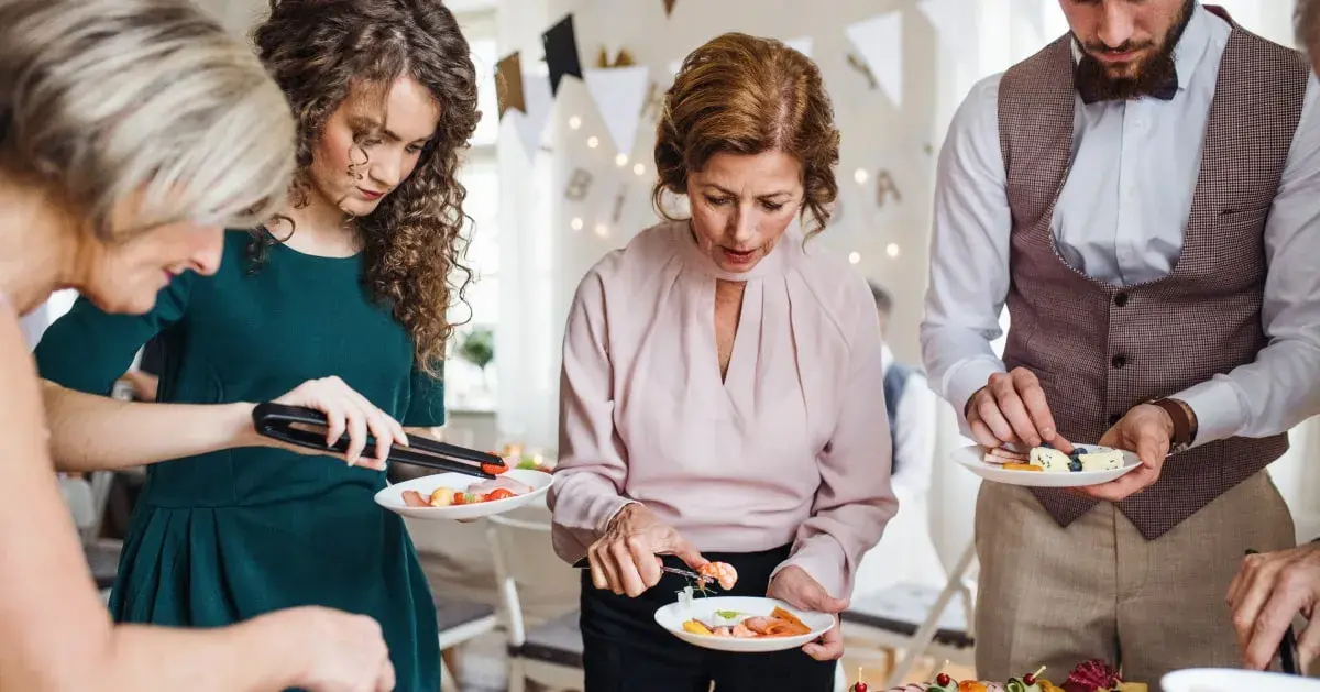 Ile kosztuje catering na 30 osób? Sprawdź, jak nie przepłacić