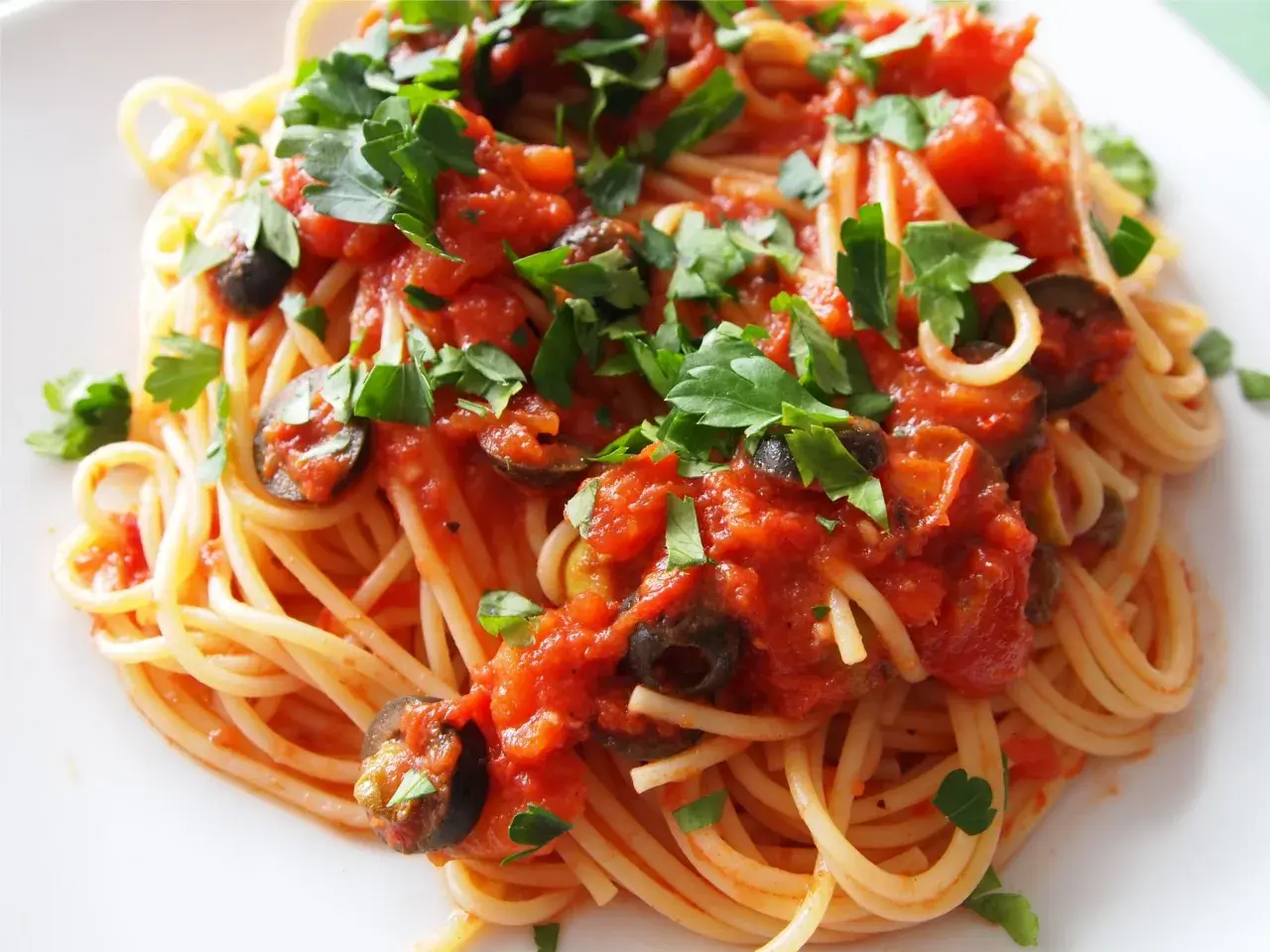 Prosty przepis na spaghetti puttanesca, który zachwyci smakiem