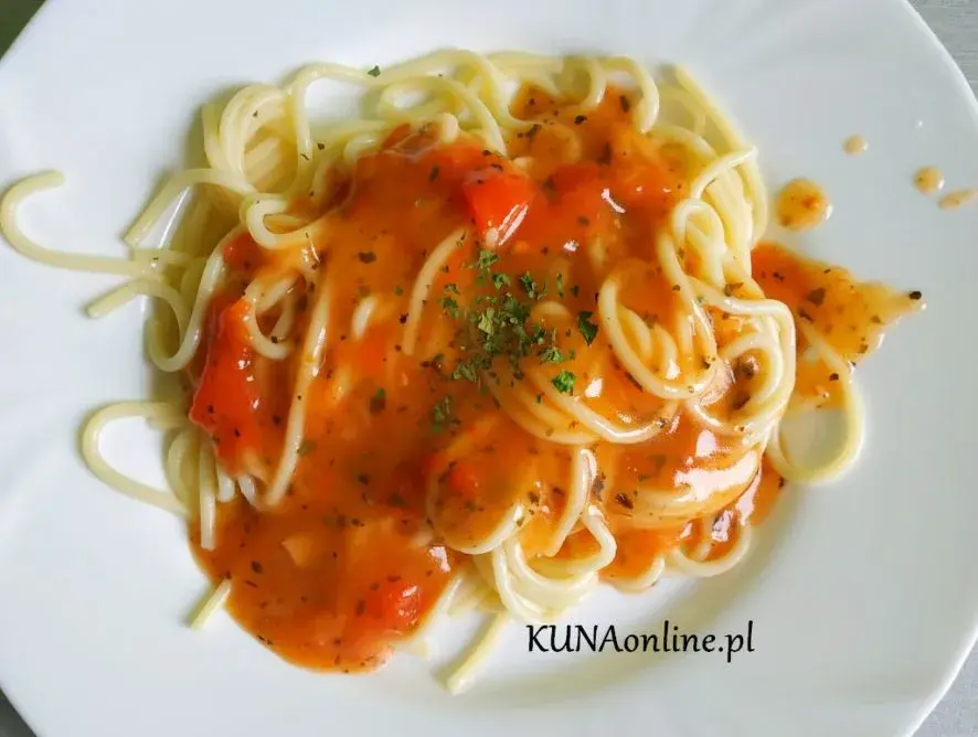 Szybki sos do spaghetti z pomidorów z puszki, który zachwyci smakiem