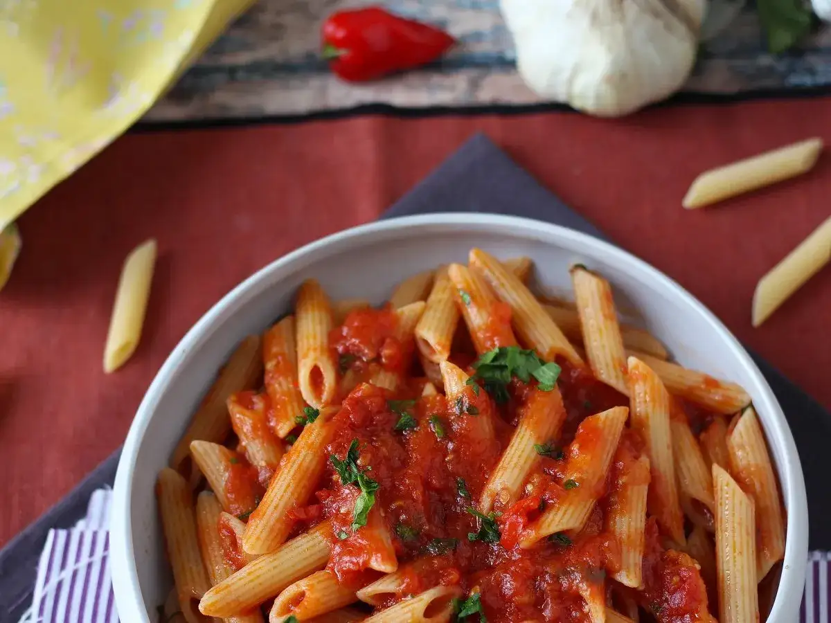 Zdjęcie Penne all'arrabbiata: prosty przepis na pikantny makaron, który zaskoczy