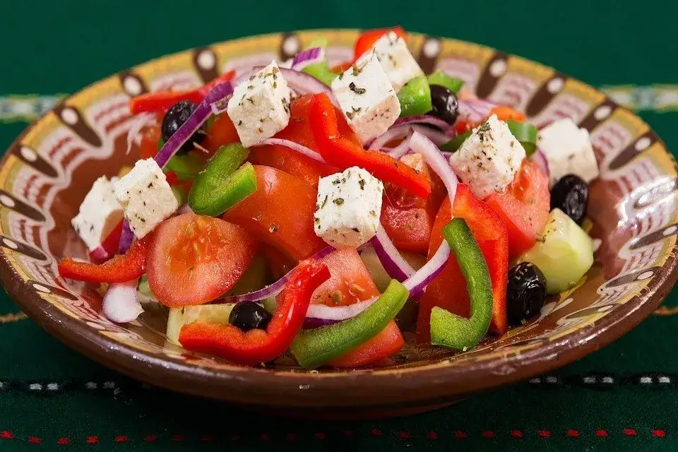 Zdjęcie Ile kcal ma sałatka grecka? Sprawdź, co naprawdę zawiera!