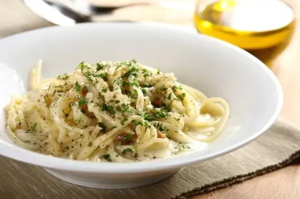 Szybkie spaghetti w sosie śmietanowym - idealne na obiad bez stresu