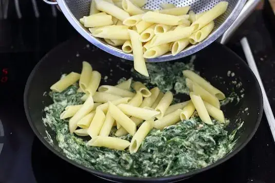 Jaką śmietana do makaronu ze szpinakiem wybrać, aby uniknąć klęski?