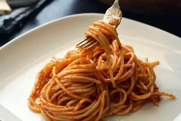 Jak zawekować sos do spaghetti, aby uniknąć psucia się potrawy
